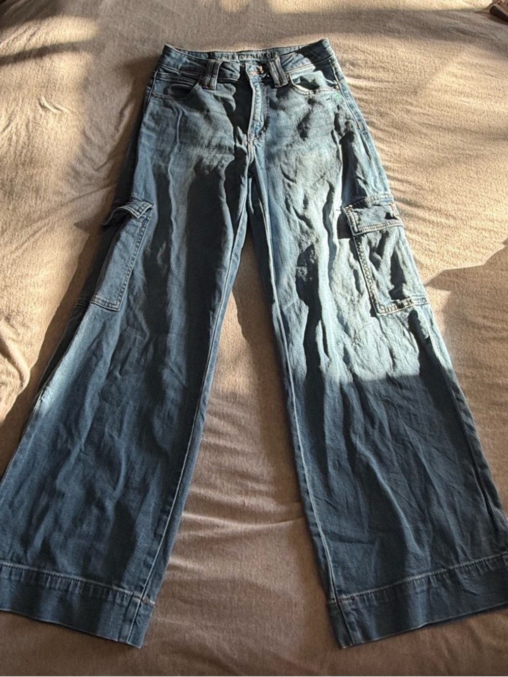 American Eagle Outfitters size 0 Wide-Leg Cargo Jeans - Light Blue Wash